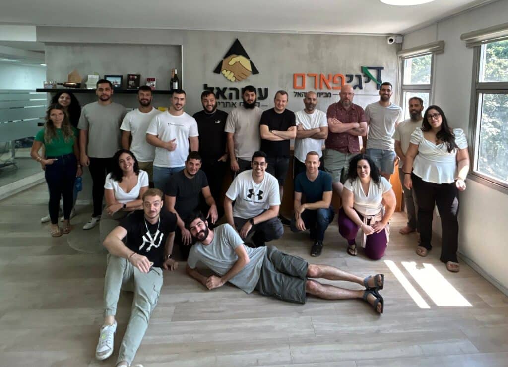 עובדי החברה בסדנת צילום